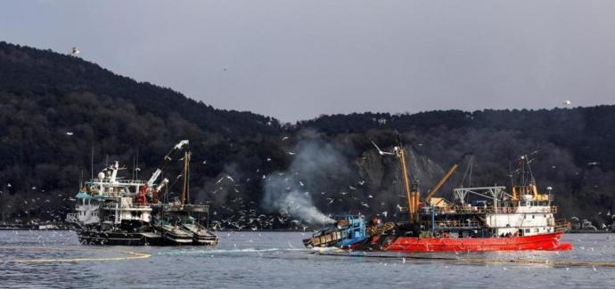 土耳其水域油轮故障 博斯普鲁斯海峡瘫痪