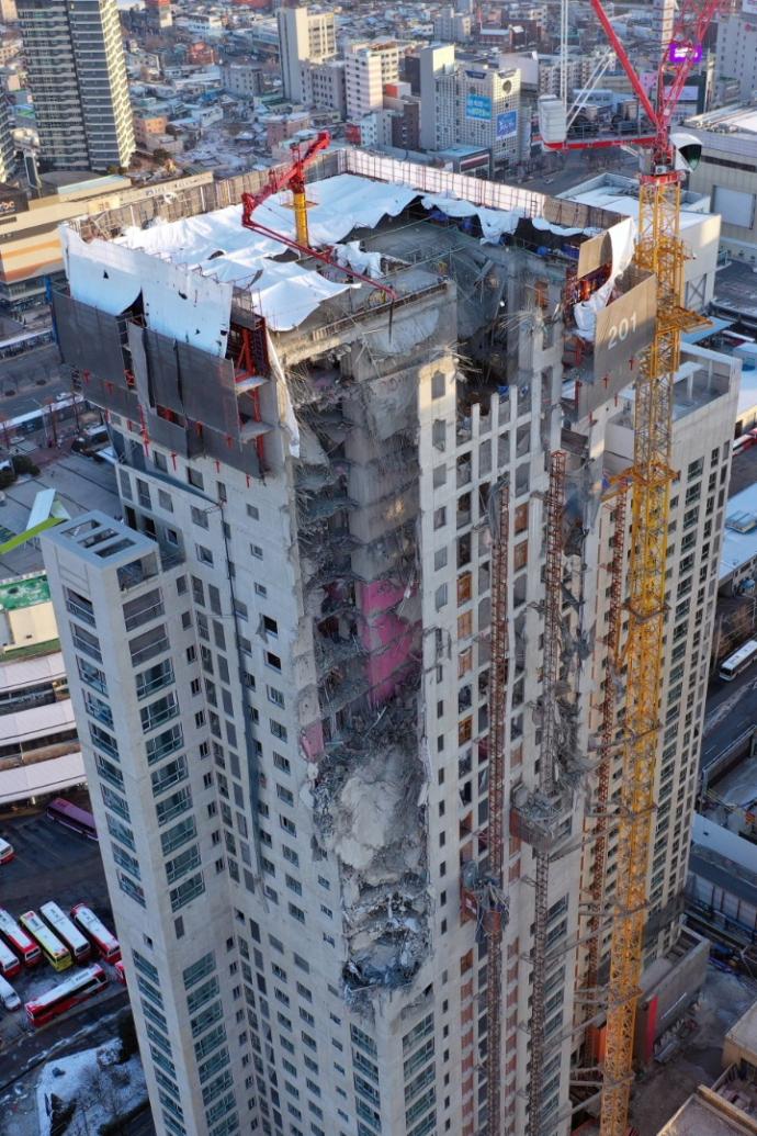 韩在建公寓局部倒塌 6工人失踪