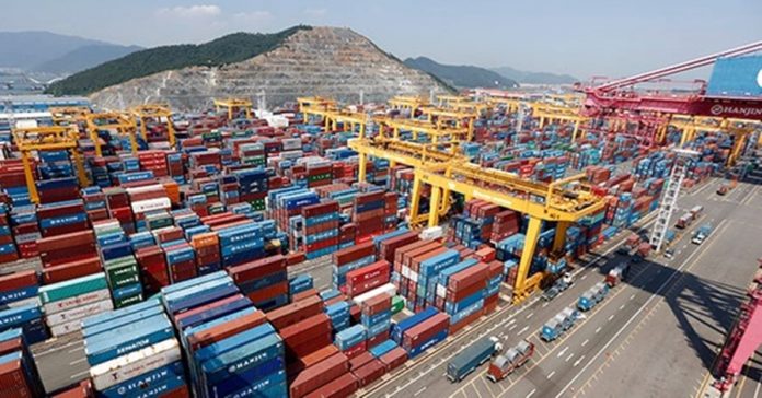 中国上海深圳进入半封城 货柜船运市场运价下跌