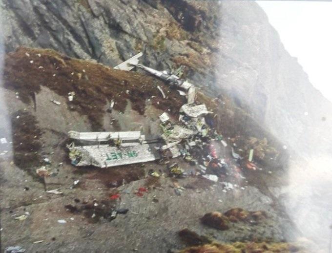 尼泊尔22人客机坠毁 现场残骸碎片四散