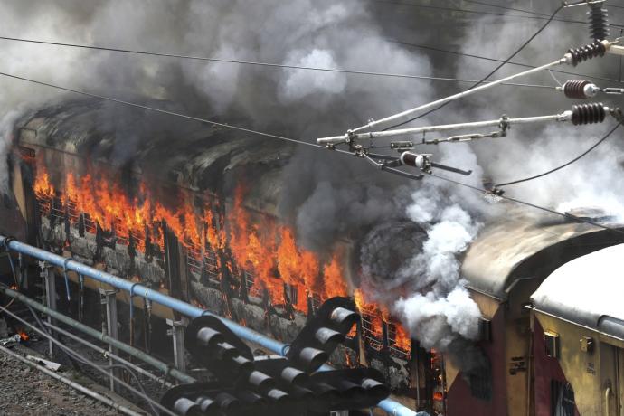 改革征兵制示威持续 印度上千人烧火车抗议