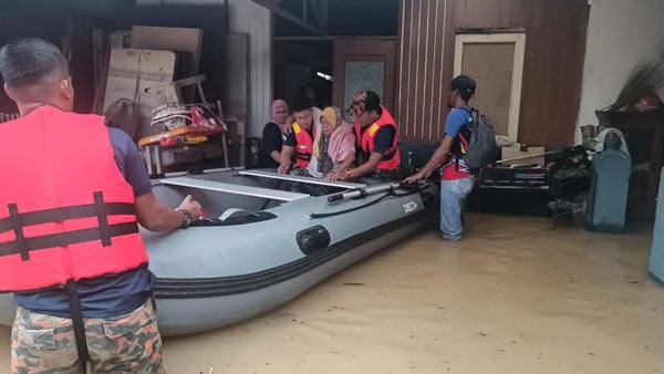 豪雨酿灾 20住家被淹 消拯员抱起老妇撤离