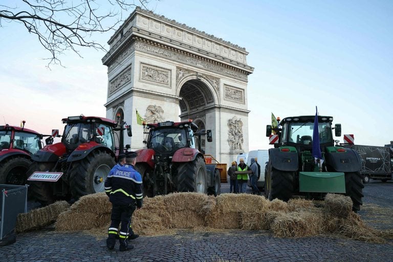 法农民封堵巴黎凯旋门 警逮66示威者