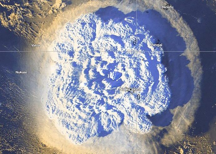 汤加海底火山爆发 逾1米海啸袭日本澳洲