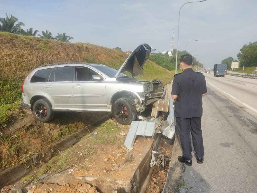 失控撞大道防护栏 华裔警官凌晨车祸死