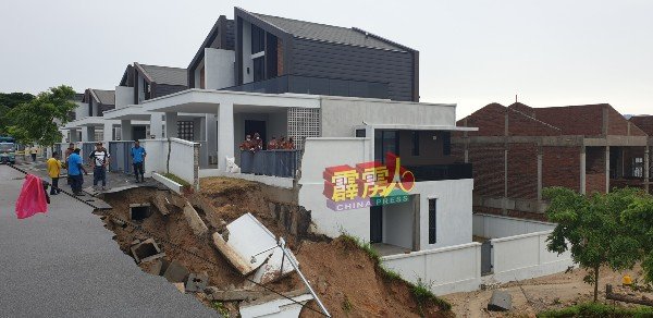 豪雨后泥土流失路崩 双层半住家 围墙坍塌