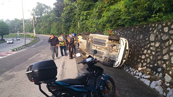 22岁司机失控冲路肩 撞死无辜路人