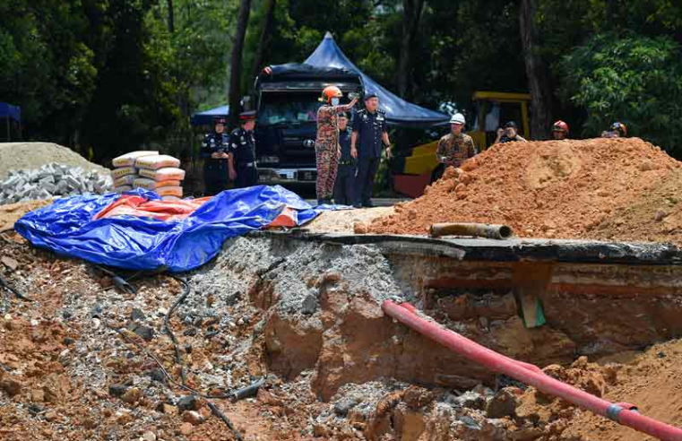 土崩现场没再出现土地移动 马永来：工程局建临时道路 移走受困车辆