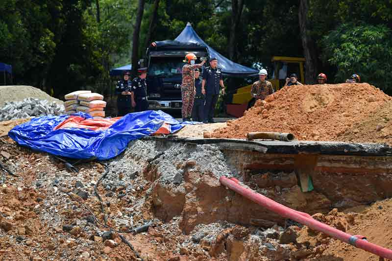 土崩现场没再出现土地移动 马永来：工程局建临时道路 移走受困车辆