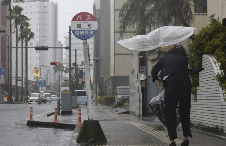 台风卡努袭日本九州 取消逾400航班 影响近6万人