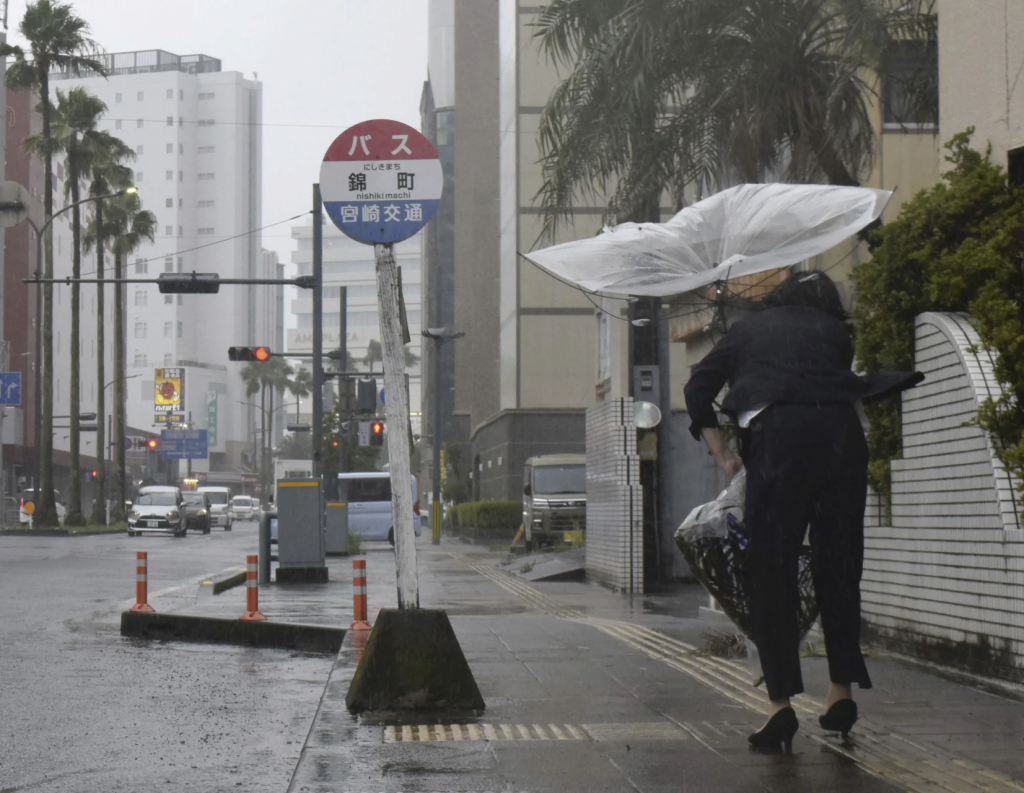 台风卡努袭日本九州 取消逾400航班 影响近6万人