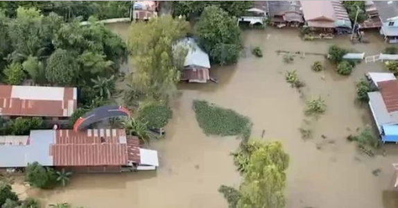 大雨引发泰中部河流溃堤 淹没逾4000栋房屋